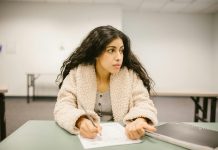 8 signals a woman gives when she is attracted to you but wants you to take the first step